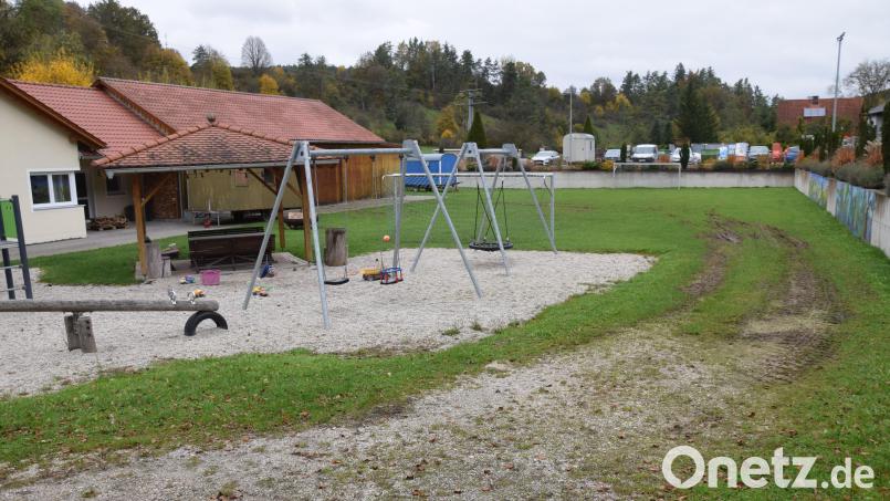 Im hinteren Bereich des Spielplatzes beim Dorfhaus soll das neue Feuerwehrgerätehaus für die Feuerwehr Allersburg-Berghausen gebaut werden. Über die Planungen wurden die Markträte in ihrer jüngsten Sitzung informiert. Bild: bö