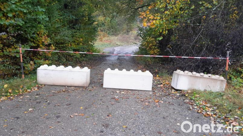 Betonsperren wie diese und ein Schlagbaum sollen verhindern, dass das Gelände des ehemaligen Steinbruchs Ernstfeld in Kirchenthumbach befahren werden kann. Dort hatten größtenteils Unbekannte über Jahre illegal Müll entsorgt. Bild: Ewald Plößner
