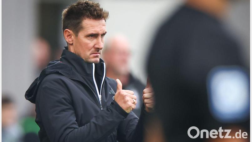 Club-Trainer Miroslav Klose will mit seinem Team gegen Regensburg nachlegen. Bild: Daniel Karmann/dpa