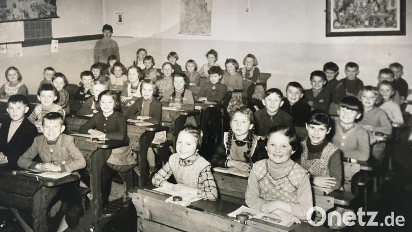 Die erste, zweite und dritte Klasse, die Unterklasse (Februar 1961) mit der damaligen Lehrerin Ingrid Merkl (links stehend) im alten Schulhaus, heute Schützenheim. Archivbild: sl