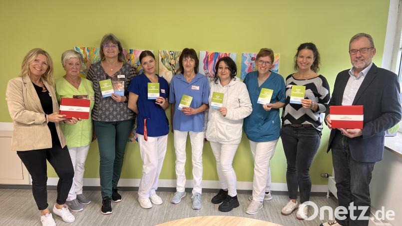 Bei der Übergabe der Gutscheine in St. Barbara: (von links) Heimleiterin Marina Fink, Marion Brunner, Brigitte Lange, Doreen Brei, Elke Paulus, Andrea Cuderlikova, Elke Wolfsteiner, Betreuungsleitung Ulrike Bauer und der Gründer der Pflegedank-Stiftung, Winfried Wiendl. Bild: Jutta Mertel/exb