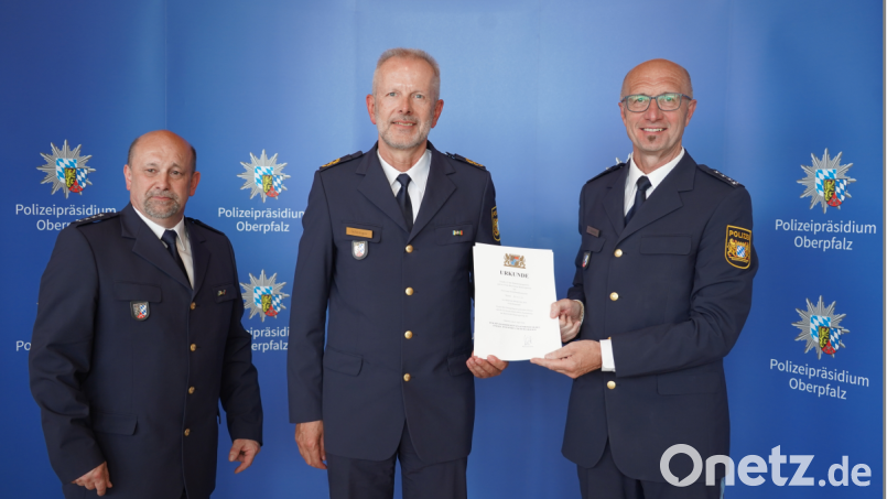 Der Chef Thomas Dietrich (rechts) geht, der Vize Manfred Plößner (links) springt vorübergehend an der Spitze der PI Auerbach ein, erklärte Polizeipräsident Thomas Schöniger (Mitte). Bild: Polizeipräsidium Oberpfalz, PHMin Edith Mantel/exb