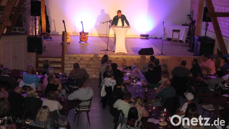 Im Mühlenhof in Mähring entwickelt sich eine Kleinkunstszene. Das zeigte am Samstag der zweite Comedy-Abend. Bild: kro