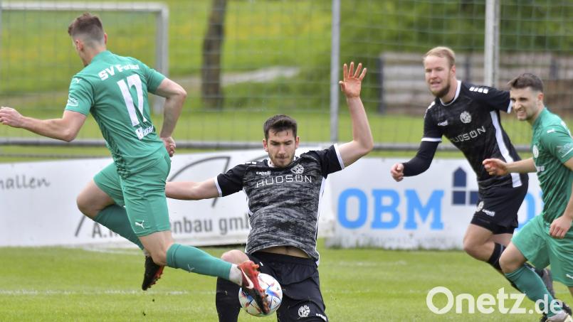 Es läuft derzeit blendend für Johannes Golla (Mitte/Szene aus einem früheren Spiel) und seine Teamkollegen der DJK Gebenbach. Am Samstag kommt Schlusslicht TSV Karlburg in den Landkreis Amberg-Sulzbach. Archivbild: Hubert Ziegler