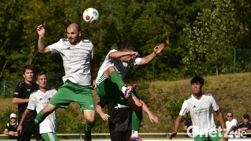 Die Stullner Abwehr im Spiel gegen Schwarzenfeld: In den letzten beiden Spielen gegen Detag Wernberg und dem SV Haselbach kassierte der TSV neun Gegentore. Trainer Andi Meyer macht das aber nicht nur an den Abwehrspielern fest. Bild: ham