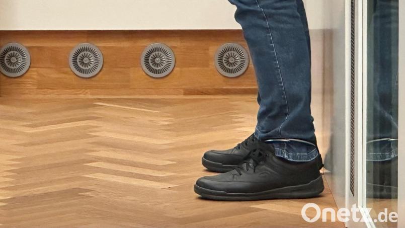 Der Angeklagte wurde in Fußfesseln vor dem Landgericht Amberg vorgeführt. Bild: Stefanie Kraus