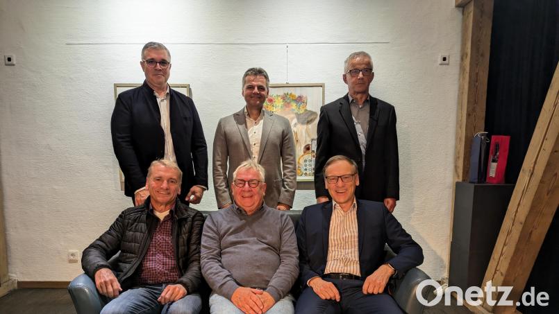 In den Gremien der Leo-und-Helga-Enslein-Stiftung gab es Veränderungen: Dr. Wolfgang Fortelny (sitzend, Mitte) ist als Zweiter Vorsitzender ausgeschieden, auf ihn folgt Rainer Huber. Den freien Platz im Stiftungsrat besetzt künftig Bernd Sommer (rechts). Hinten (stehend, von links) Stiftungsvorsitzender Christian Schönberger sowie die Stiftungsrats-Mitglieder Matthias Rath und Johannes Bauer. Bild: pz