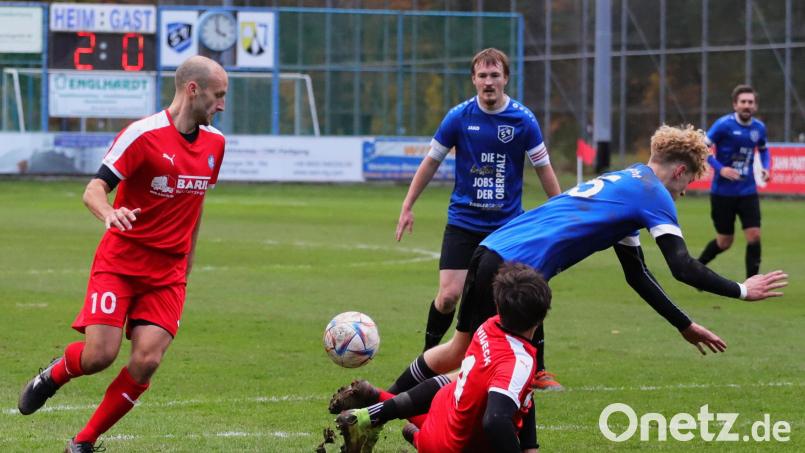 Stefan Liermann (links) feiert am Freitagabend sein Heimdebüt als Spielertrainer des FV Vilseck. Dann gastiert das Spitzenteam SV Etzenricht mit Johannes Janker (vorne) und Martina Pasieka (hinten) Archivbild: war