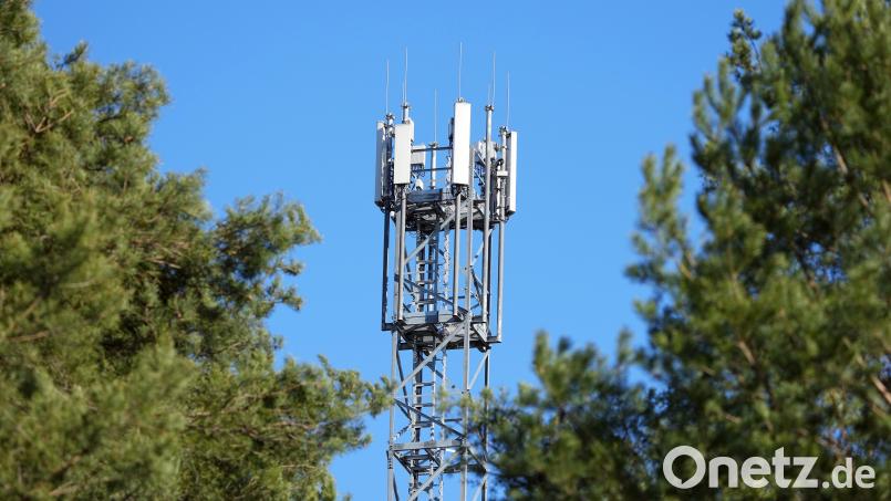 So sieht ein Mast mit Mobilfunk-Antennen aus und so ähnlich wird er auch aus den Bäumen bei Grafenwöhr in den Himmel ragen. Symbolbild: Soeren Stache/dpa