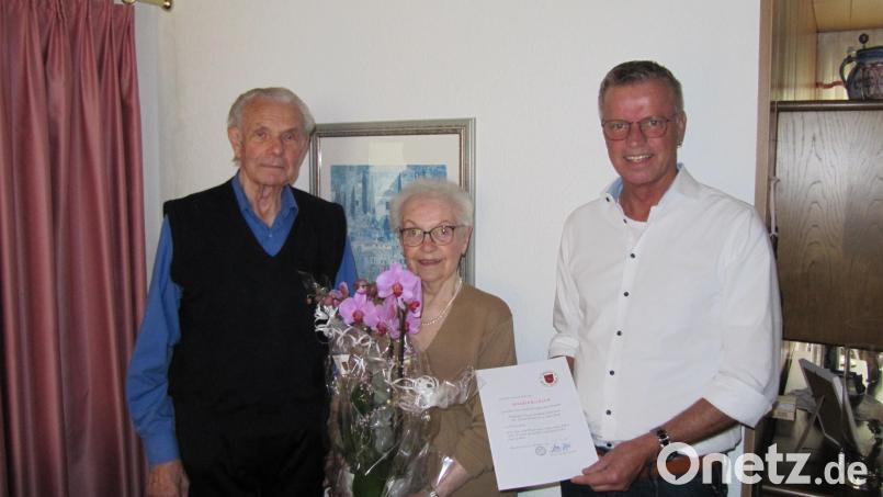 Erster Bürgermeister Hermann Falk gratuliert den Eheleuten Hildegard und Andreas Wächter zum 70-jährigen Ehejubiläum, genannt Gnadenhochzeit. Bild: fg