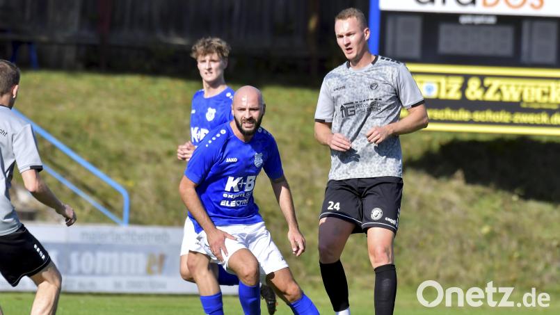 Niko Becker (Mitte), einer der Spielertrainer des TuS Rosenberg, kehrt am Samstag gegen den SV Freudenberg in die Mannschaft zurück. Bild: Hubert Ziegler