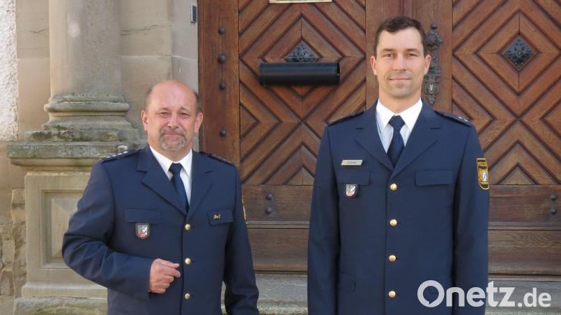 Bei der Polizei in Auerbach übergibt (von links) Polizeihauptkommissar Manfred Plößner den Stab an Polizeioberkommissar Alexander Schmitt. Bild: Polizeiinspektion Auerbach in der Oberpfalz