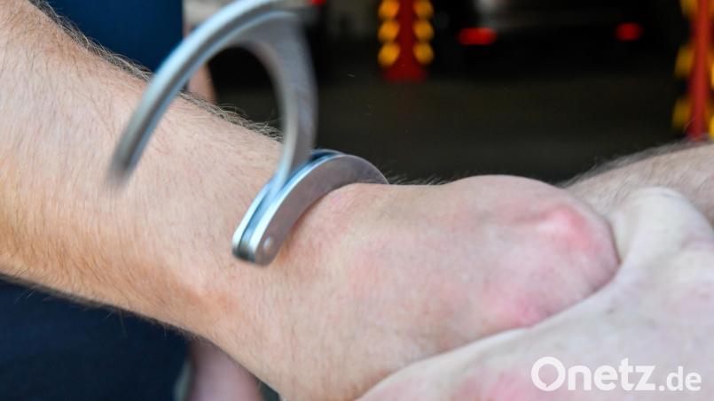Die Polizei Tirschenreuth hat Kupferdiebe festgenommen. Statt mit Kupfer mussten sich die Täter mit Edelstahl begnügen, denn die Handschellen klickten. Symbolbild: Petra Hartl