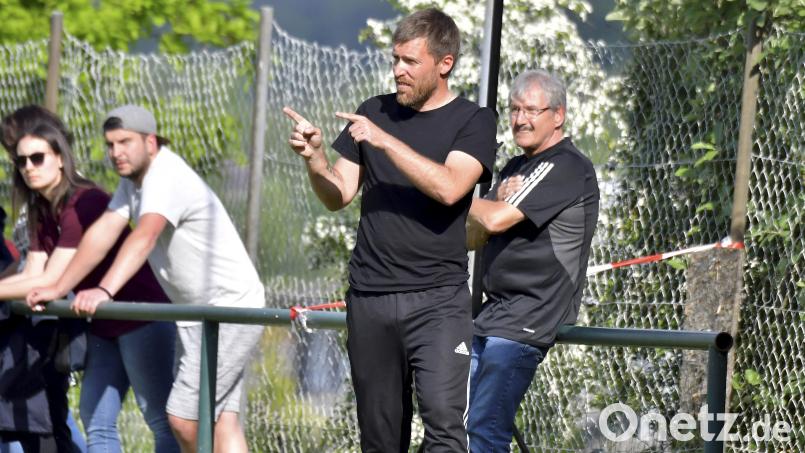 Simon Eisinger (Zweiter von rechts), Trainer der Fußballerinnen des TSV Theuern, war vor einigen Jahren auch in Fürth in der Verantwortung. Archivbild: Hubert Ziegler