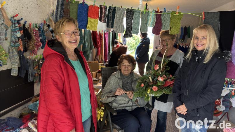 Die fleißigen Damen, hier stellvertretend im Bild von links Gisela Schulenberg, Brigitte Birkel, Johanna Dehling und Sigrid Bauer, erwirtschaften mit ihren Strickwaren Tausende von Euro für den guten Zweck. Bild: ge