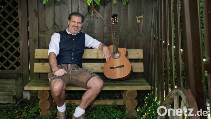 Seit mehr als 20 Jahren begeistert der niederbayerische Musikkabarettist Thomas Mayer alias Vogelmayer seine Zuhörer in ganz Bayern mit Musik und Humor – im November auch in Eslarn. Bild: Thomas Mayer