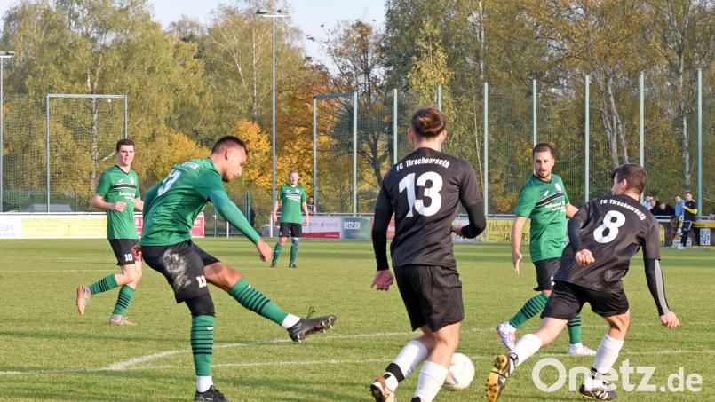 Der SV Mitterteich II gewann am vergangenen Sonntag beim FC Tirschenreuth mit 5:2. Hier schießt Daniel Lauterbach (links) zum 5:2-Endstand ein. Am 16. Spieltag empfängt die Landesliga-Reserve den ASV Wunsiedel. Bild: Gebert