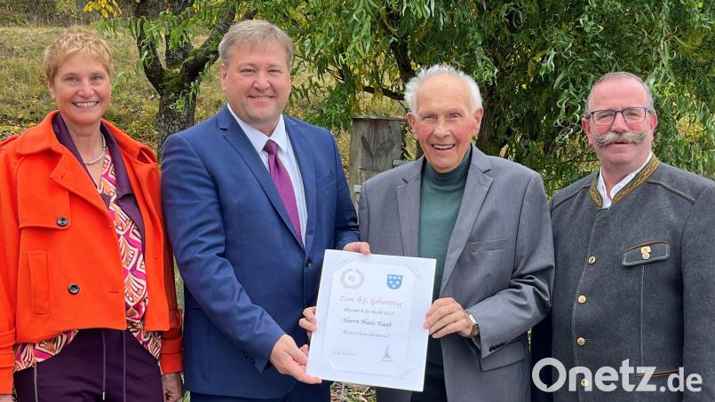 Gratulanten und Jubilar (von links): 3. Bürgermeisterin Monika Breunig, 1. Bürgermeister Stefan Braun, Altbürgermeister Hans Raab und 2. Bürgermeister Andreas Otterbein. Bild: Stefan Braun/exb (Selbstauslöser)
