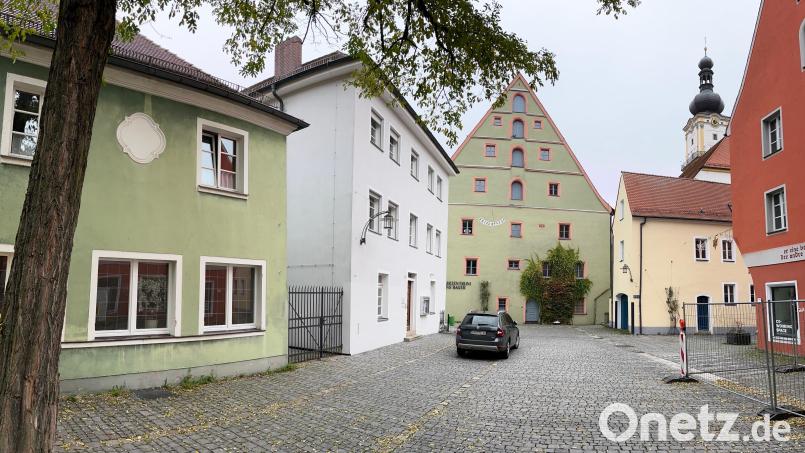Die Gebäude am Pfarrplatz mit dem Betsaal (links) und dem Pfarrhaus (weißes Haus) sollen in Sichtweite der Michaelskirche unter dem Namen &quot;Dekanatshaus&quot; das neue evangelische Zentrum in Weiden werden. Bild: Gabi Schönberger