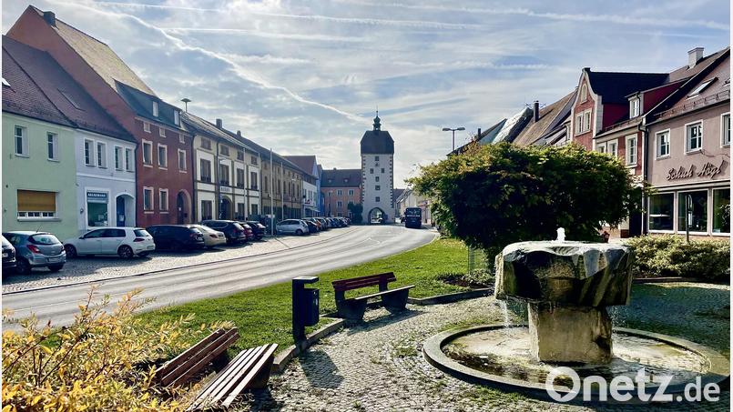 Nach der Umstufung der Staatsstraße 2123 und der Kreisstraße AS 5 fährt der Schwerverkehr künftig nicht mehr über den Markplatz der Stadt Vilseck Bild: Gerhard Krones