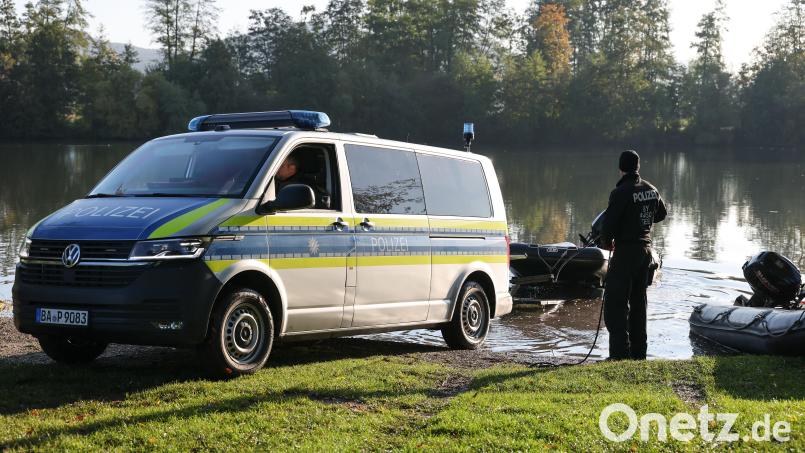 Das Bild zeigt die Suche nach einer mutmaßlich getöteten 49-Jährigen aus Mittelfranken am Happurger Baggersee. Nun führt die Spur in den Landkreis Schwandorf. Bild: Daniel Löb/dpa
