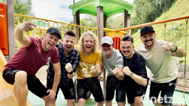 Die Troglauer um Sänger Thomas Wöhrl besingen in ihren neusten Lied eine Freundschaft, die seit Sandkastentagen anhält. Fürs Pressefoto fand sich allerdings kein Sandkasten, weshalb sie mit einem Spielplatz vorlieb nahmen. Bild: Troglauer/exb