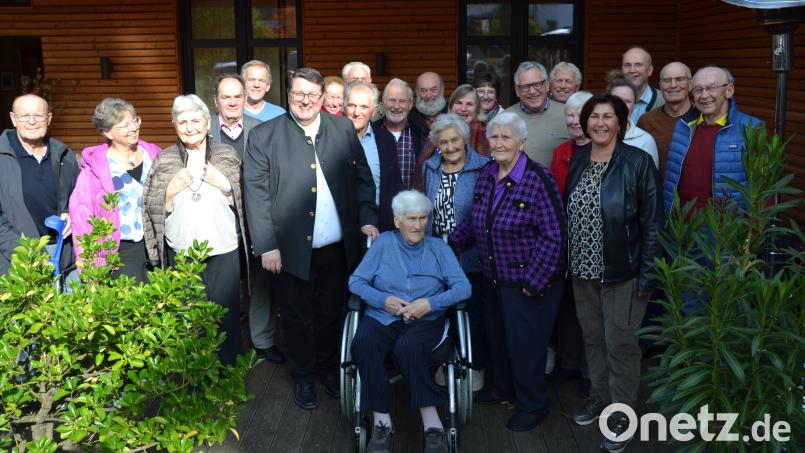 Im großen Kreis ihrer Familie, Verwandten und Bekannten feiert Rosa Schötz (vorne, Mitte) aus Moosbach ihr 90. Wiegenfest. Dazu gratulieren auch ihre noch lebende Schwester Lina und Pfarrer Udo Klösel (rechts und links daneben). Bild: gi