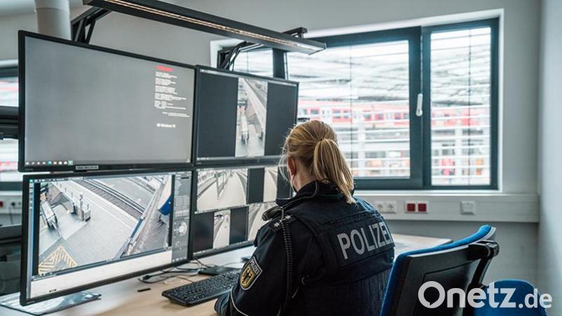 Bei der Suche nach einem Unbekannten, der im Zug eine 14-Jährige sexuell belästigt haben soll, werten die Ermittler auch Videoauzeichnungen aus. Bild: Symbolfoto Bundespolizei/exb