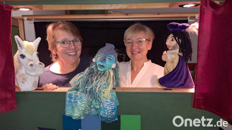 Barbara Hofmann (links) und Renate Gresser planen ein ganz besonderes Puppentheater für den Mittelalterlichen Markt in Nabburg. Bild: bl
