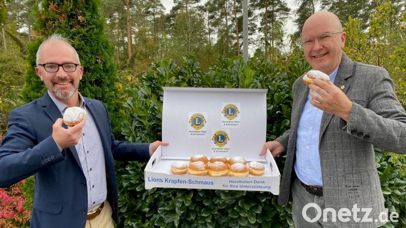 Die Lions-Präsidenten Thorsten Matheja (links) und Bernhard Gruber (rechts) setzen mit ihren Mitgliedern die Aktion &quot;Krapfenschmaus&quot; fort. Unterstützt werden damit soziale Projekte im Landkreis Schwandorf. Bild: Claudia Völkl/exb