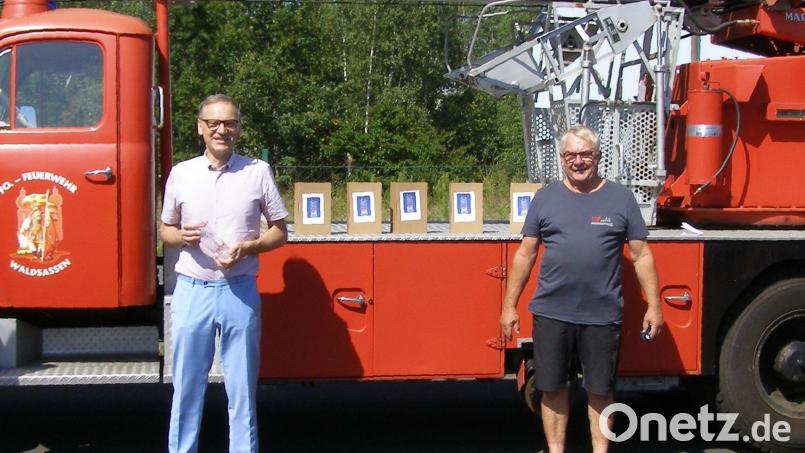 Bernd Sommer und Dr. Wolfgang Fortelny (Zweiter und Dritter von links) sind mitunter verschiedener Meinung und bleiben dennoch freundschaftlich verbunden – so betont es der Bürgermeister. Im Bild beide bei einem Termin in der Corona-Zeit bei der Feuerwehr. Archivbild: pz