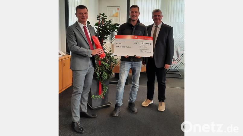 Zur Gewinnübergabe kamen (von links): Kundenberater Frank Brandmüller, Sparkassenkunde Johannes Ruder und Filialdirektor Wolfgang Busch Bild: Sparkasse