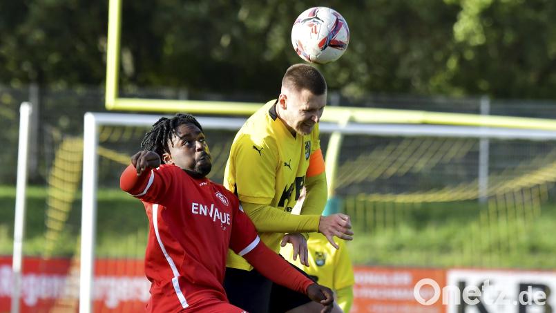 Kapitän Mario Schmien (rechts) kehrt gegen den TSV Kareth-Lappersdorf in den Kader des FC Amberg zurück. Archivbild: Hubert Ziegler