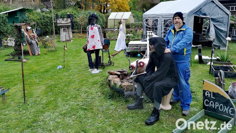 Wolfgang Fleischer gestaltet heuer wieder einen Gruselgarten und lädt an Halloween alle Interessierten auf das Anwesen mit der Hausnummer 28 „Am Sieglrang“ in Mitterteich ein. Mit den umfangreichen Vorbereitungen beginnt er alljährlich rund drei Wochen vor dem 31. Oktober. Bild: lnz