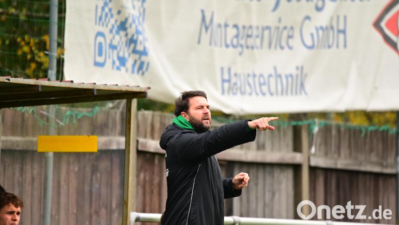 Frantisek Nedbaly, Trainer des SV Mitterteich, hatte seine Mannschaft gut auf den spielerisch starken FSV Stadeln eingestellt. Das sollte ihm gegen den FSV Erlangen-Bruck erneut gelingen. Bild: Thomas Schrems