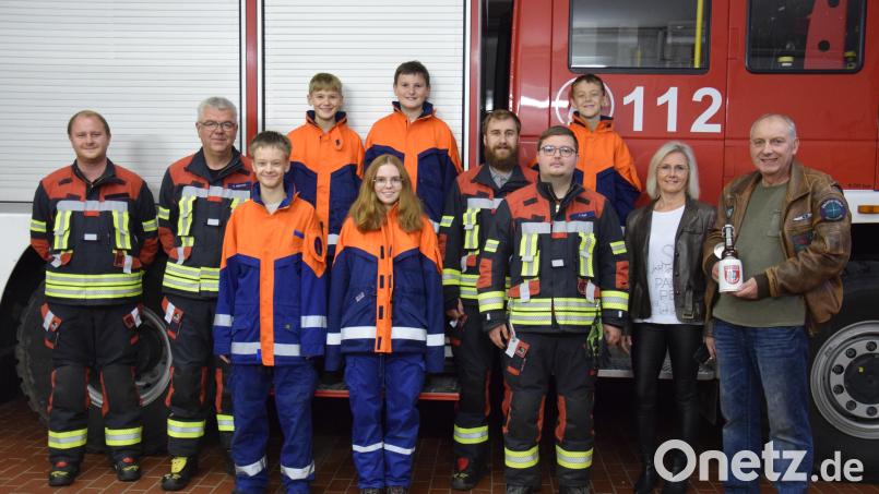 Über vier neue Schutzanzüge für die Jugendfeuerwehr freuen sich die beiden Kommandanten Christian Schön und Michael Bäumler (von links), Jugendwart Josef Pflaum junior (Vierter von rechts) und die Mitglieder der Jugendfeuerwehr. Vorstand Valentin Reil (Dritter von rechts) bedankt sich herzlich bei den Spendern Siegfried Kraus und seiner Frau Sandra (von rechts). Bild: Tanja Pflaum