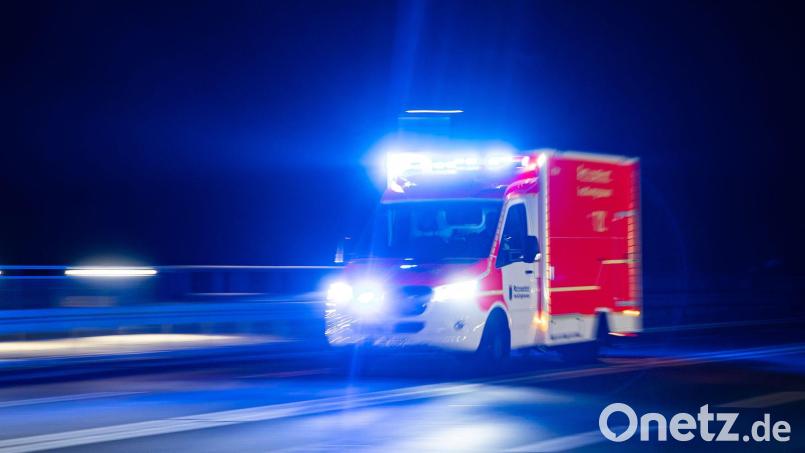 Der Rettungsdienst bringt beide Verletzte zur Behandlung in eine Klinik. (Symbolbild) Symbolbild: Marcel Kusch/dpa