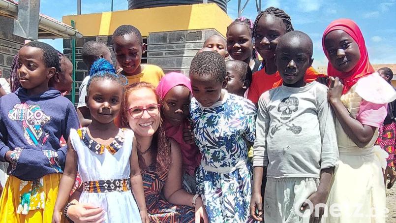 Johanna Heider im Kreis von Kindern, die vor Ort betreut werden. Das Foto entstand beim letztjährigen Besuch. Bild: Leben und Lernen in Kenia/exb