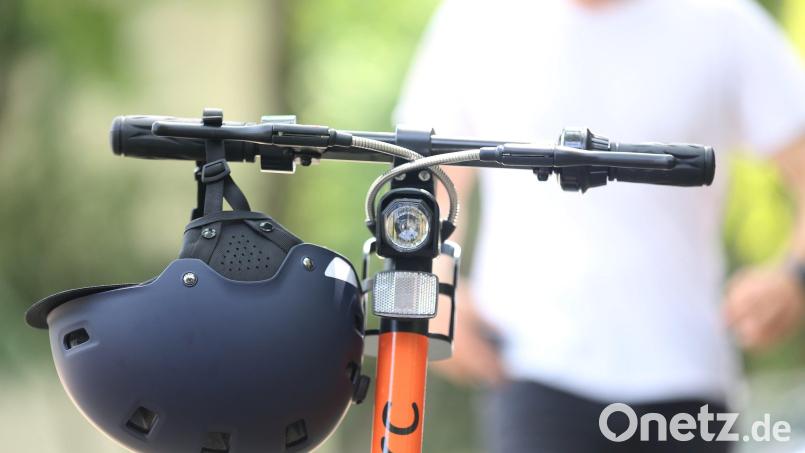 Die Polizei hat einen E-Scooter-Fahrer in Marktredwitz kontrolliert. Symbolbild: Roland Weihrauch