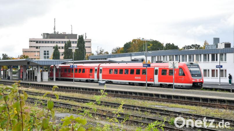 Im Hauptausschuss der Stadt Amberg wurde nun die Frage geklärt, warum nur eine Unterbindung unter den Gleisen infrage kommt und kein Steg. Bild: Petra Hartl