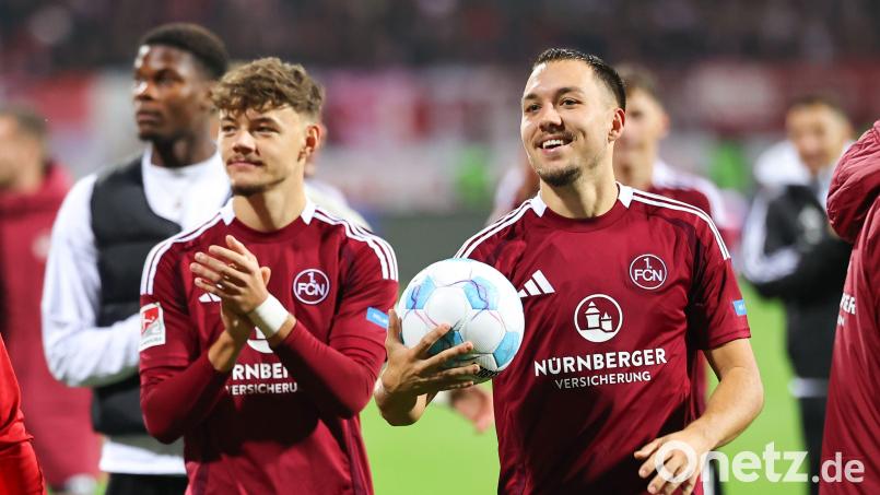 Für den dreifachen Nürnberger Torschütze Julian Justvan gab es am Ende den Spielball. Bild: Daniel Karmann/dpa