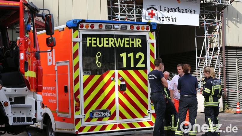 Bei einem Großeinsatz hat die Feuerwehr Bielefeld das Klinikum Mitte mit Sauerstoff-Reserven versorgt. Bild: Christian Müller/dpa