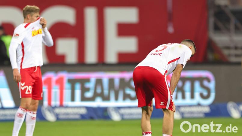 Die Regensburger Elias Huth (links) und Rasim Bulic sind fassungslos. 3:8 beim Club, mehr als ein Debakel. Bild: Daniel Karmann/dpa