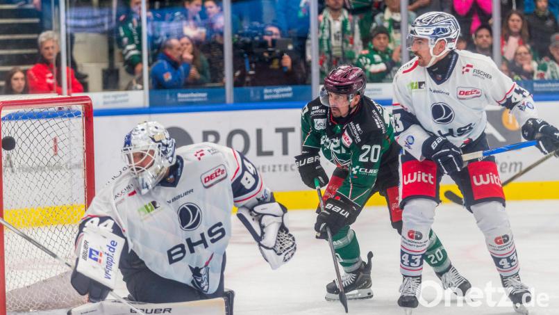 Szenen aus dem DEL-2-Spiel der Starbulls Rosenheim und der Blue Devils Weiden (weiße Trikots) am Freitag, 25. Oktober 2024. Die Oberbayern gewannen mit 5:4 nach Penaltyschießen. Bild: Peter Lion
