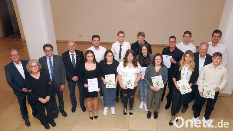 Alle frischgebackenen 13 Preisträger mit den Gratulanten und der Schulleitung. Bild: Joachim Gebhardt