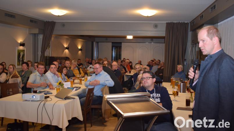 Die Bürgerversammlung der Marktgemeinde Wernberg-Köblitz war sehr gut besucht. Aufmerksam folgten die Bürgerinnen und Bürger den Ausführungen von Bürgermeister Konrad Kiener. Bild: bnr