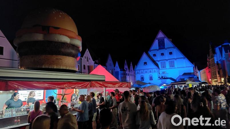 Die Aktionsnacht &quot;Weiden träumt&quot; lockte im Sommer 2024 viele Menschen in die Innenstadt. Das Stadtmarketing kann sich mehr lange Einkaufsnächte im Jahr vorstellen. Und das wäre jetzt auch möglich. Archivbild: Kunz