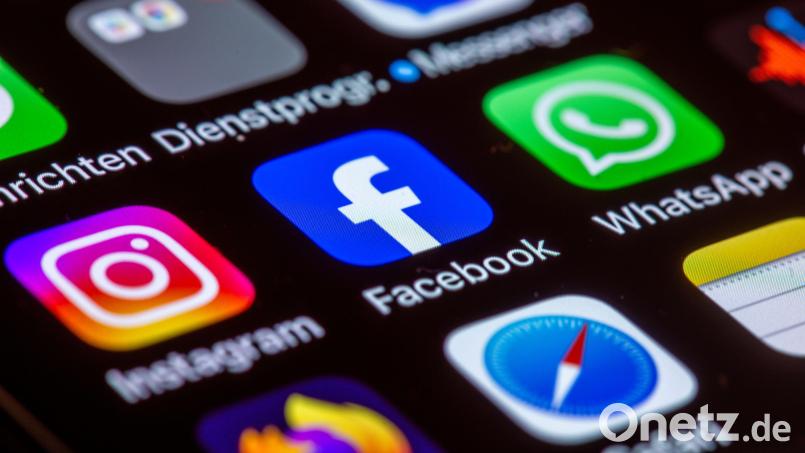 Die Social-Media-Nutzung kann bei Kindern Probleme hervorrufen. Maximilian Knack hat sich in seinen Vorträgen an Schulen auf Tipps spezialisiert, wie Eltern ihren Kindern einen sinnvollen Umgang mit Plattformen, wie Instagram, Facebook oder WhatsApp ermöglichen können. Symbolbild: Jens Büttner/dpa