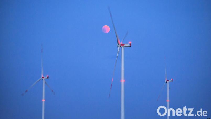 Sobald die Tests für die gezielte Steuerung der Beleuchtung abgeschlossen sind, sollen die Lichter an den Windrädern abgeschaltet werden und nur noch leuchten, wenn tatsächlich ein Flugzeug vorbeifliegt. Bild: Florian Miedl/fph