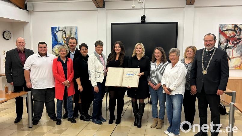 Die Eisstock-Damen des TV Nabburg nach dem Eintrag ins Goldene Buch mit ihren Trainer Lukas Blödt, Abteilungsleiter Albert Bauer sowie Bürgermeister Frank Zeitler (rechts), Zweiter Bürgermeisterin Irene Ehemann (Dritte von links) und Drittem Bürgermeister Johann Kleber (rechts daneben). Bild: Marko Pammer/exb